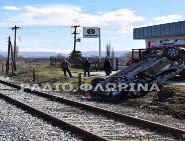 Ενας νεκρός από τη σφοδρή σύγκρουση αυτοκινήτου με τρένο στη Φλώρινα (upd)